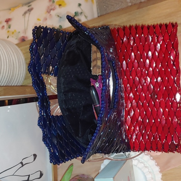 Pair of Handmade Wood bead clutch bags red and blue - Picture 16 of 16